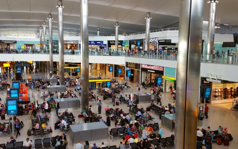 Aeroporto Londra Heathrow, tetto ai passeggeri dopo il caos bagagli: 100.000 al giorno fino a settembre