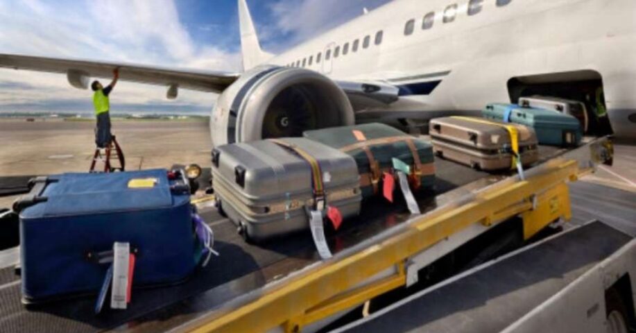 Scarico bagagli aereo
